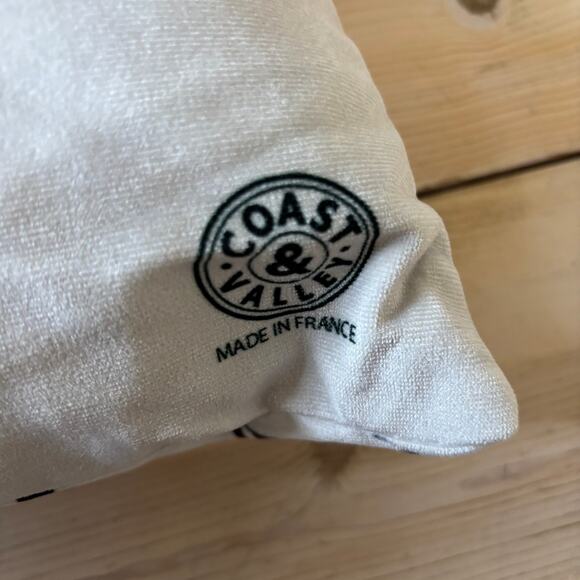 Coast & Valley NWT Made in France Square Ski Slope Skiers Grey Throw Pillow - Picture 4 of 5